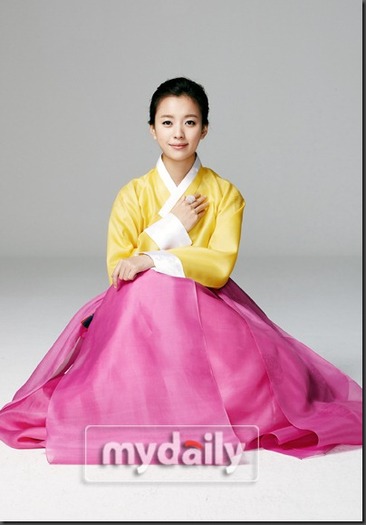 Han-Hyo-Joo-Hanbok-photo-sends-New-Year-greeting-to-fans-1_thumb