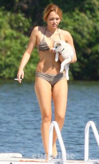 miley-cyrus-fumeaza-costum-de-baie - XxxPhotos with Miley CyrusXxx