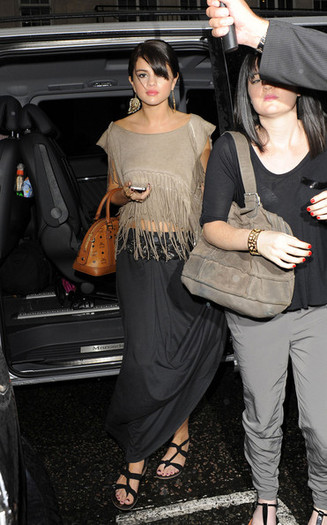 Selena Gomez Selena Gomez Leaves Hotel JDq9ycwh6vel - Selena Gomez