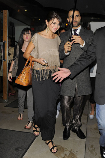 Selena Gomez Selena Gomez Leaves Hotel LO-KS1fex20l - Selena Gomez