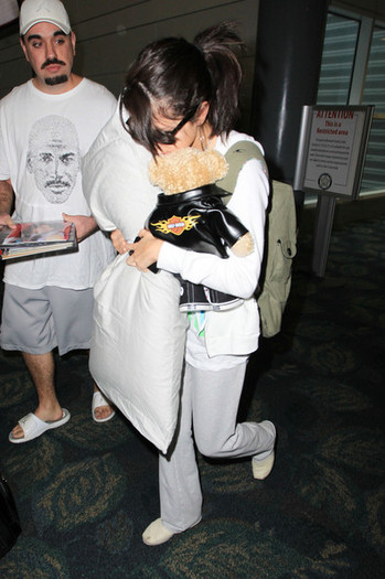 Selena Gomez Selena Gomez MIami Airport _NY-xhJbuzSl
