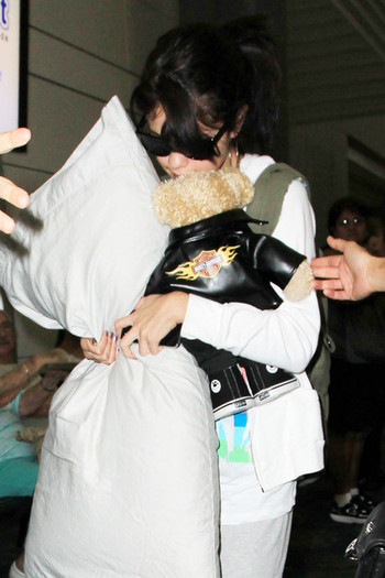 Selena Gomez Selena Gomez MIami Airport h-nX9QX7DSIl - Selena Gomez