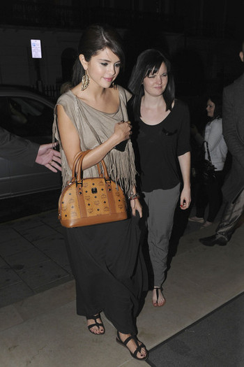 Selena Gomez Selena Gomez Nobu _x43z6u-xLkl - Selena Gomez