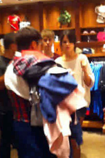 Selena+Gomez+Selena+Gomez+Shops+Disneyland+fr0pyGmZ3Fdl - Selena Gomez