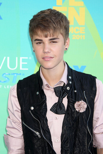 Justin+Bieber+2011+Teen+Choice+Awards+Arrivals+1jE6LwYrYuHl - Justin Bieber