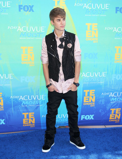 Justin+Bieber+2011+Teen+Choice+Awards+Arrivals+Eb2eiJBxmOYl - Justin Bieber