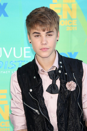 Justin+Bieber+2011+Teen+Choice+Awards+Arrivals+PXEaghX086Pl - Justin Bieber