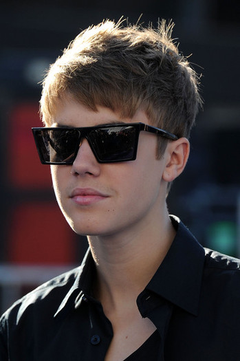 Justin+Bieber+2011+VH1+Something+Awards+Arrivals+0_iIEoDkwnol - Justin Bieber