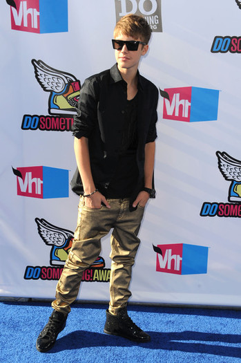 Justin+Bieber+2011+VH1+Something+Awards+Arrivals+4g0m5Qw6oL9l - Justin Bieber