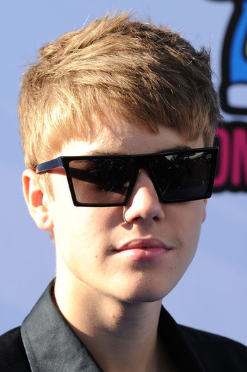 Justin+Bieber+2011+VH1+Something+Awards+Arrivals+5M3i1PyRFh7l - Justin Bieber