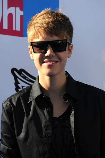 Justin+Bieber+2011+VH1+Something+Awards+Arrivals+ddXYxpXHzw7l - Justin Bieber