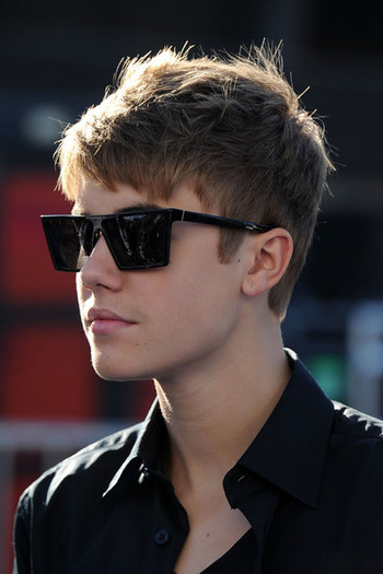 Justin+Bieber+2011+VH1+Something+Awards+Arrivals+Ixqcvm1Ekv0l