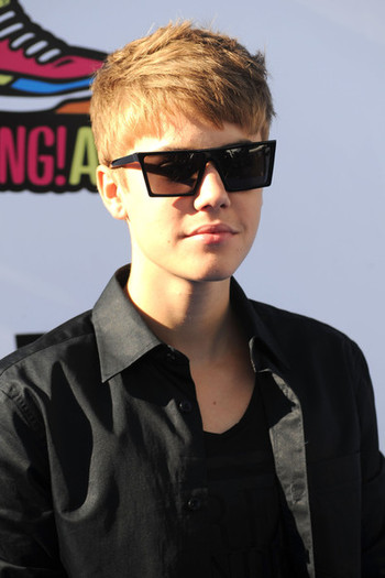 Justin+Bieber+2011+VH1+Something+Awards+Arrivals+PQzqwE6lkK_l
