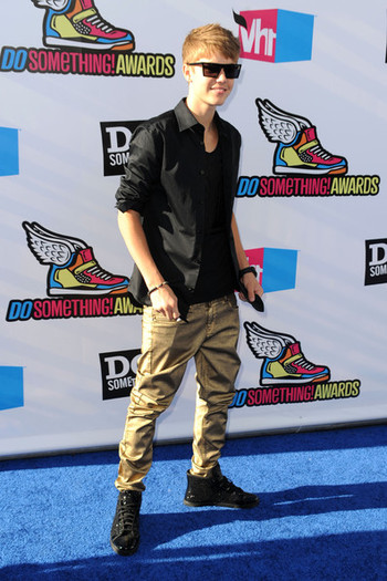 Justin+Bieber+2011+VH1+Something+Awards+Arrivals+Ps4j1CMsSMAl - Justin Bieber