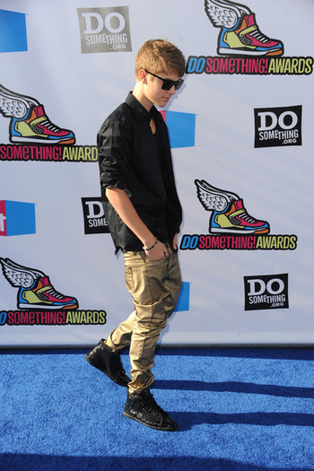 Justin+Bieber+2011+VH1+Something+Awards+Arrivals+Swc_zjMSDzyl