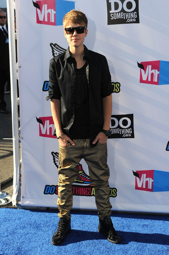Justin+Bieber+2011+VH1+Something+Awards+Arrivals+wAKuFULipG7l