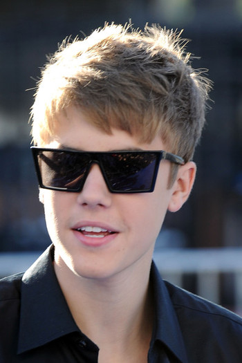 Justin+Bieber+2011+VH1+Something+Awards+Arrivals+XMTPnMiyGegl - Justin Bieber