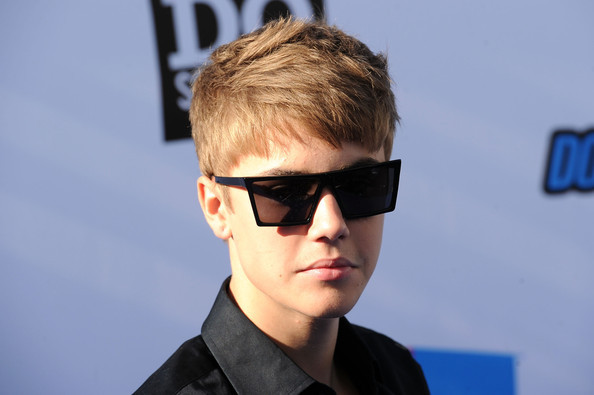 Justin+Bieber+2011+VH1+Something+Awards+Arrivals+YVPJZIbCI0Vl