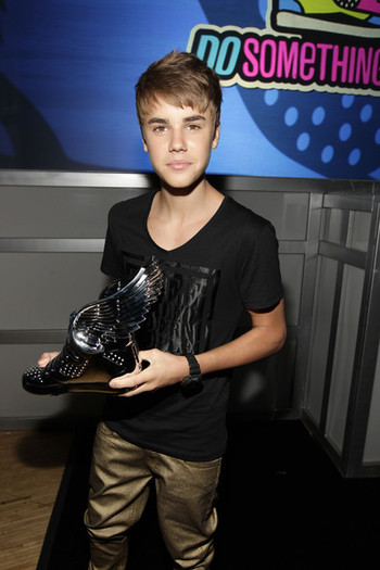 Justin+Bieber+2011+VH1+Something+Awards+Backstage+b7DKORo4yqAl