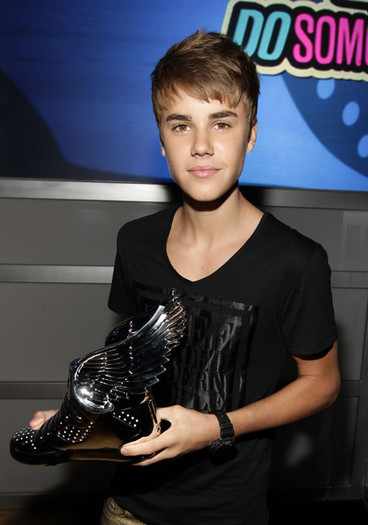 Justin+Bieber+2011+VH1+Something+Awards+Backstage+i7rK0xTQkIPl