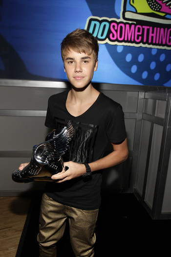 Justin+Bieber+2011+VH1+Something+Awards+Backstage+qlrb_ZuEbzel - Justin Bieber