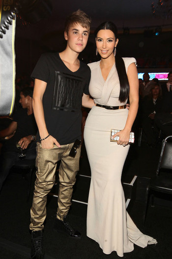 Justin+Bieber+2011+VH1+Something+Awards+Backstage+UKk95arulXrl