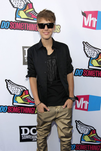 Justin+Bieber+2011+VH1+Something+Awards+Red+06PhW6pneOTl