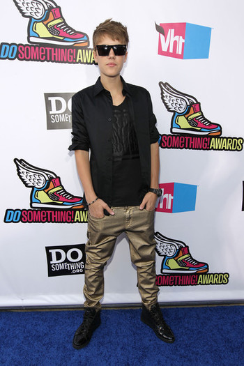 Justin+Bieber+2011+VH1+Something+Awards+Red+_R_IguCQsyll - Justin Bieber