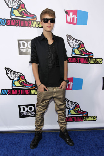 Justin+Bieber+2011+VH1+Something+Awards+Red+BfWNjFBqcBdl - Justin Bieber