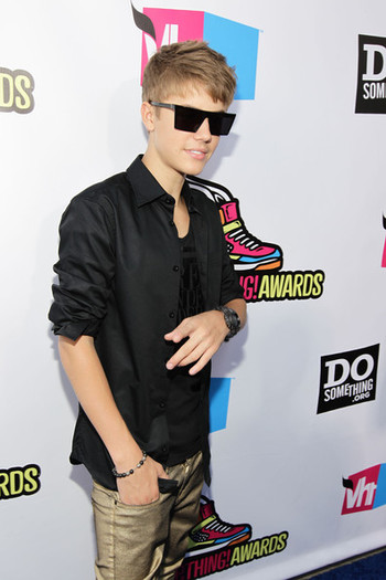 Justin+Bieber+2011+VH1+Something+Awards+Red+CPHxF3ADqpDl - Justin Bieber