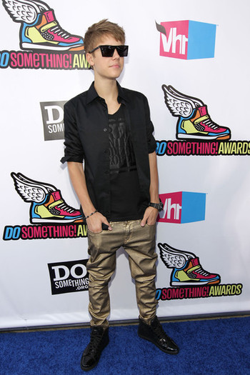 Justin+Bieber+2011+VH1+Something+Awards+Red+it_-gouEEkol - Justin Bieber