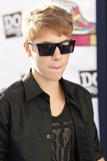 Justin+Bieber+2011+VH1+Something+Awards+Red+UAbbGvs3EDKl