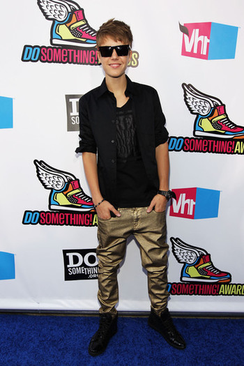 Justin+Bieber+2011+VH1+Something+Awards+Red+XbcOvV64sWXl - Justin Bieber