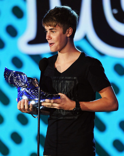 Justin+Bieber+2011+VH1+Something+Awards+Show+3j1BK2fPL6Al - Justin Bieber