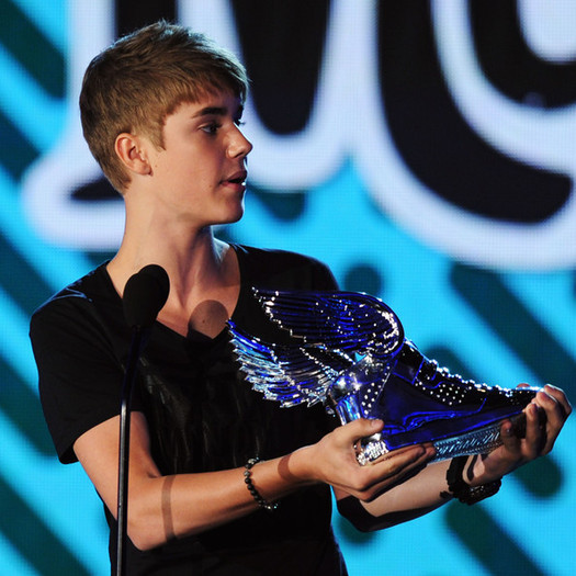 Justin+Bieber+2011+VH1+Something+Awards+Show+C3BK_FU_WvGl