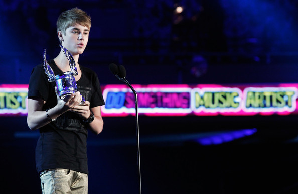 Justin+Bieber+2011+VH1+Something+Awards+Show+KDC7EUtIxsgl - Justin Bieber