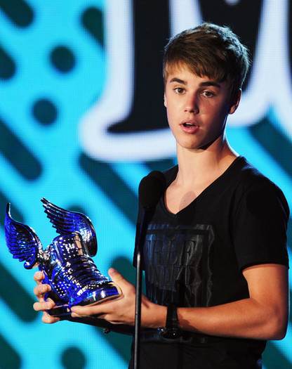 Justin+Bieber+2011+VH1+Something+Awards+Show+Xp_pbGlvG_El