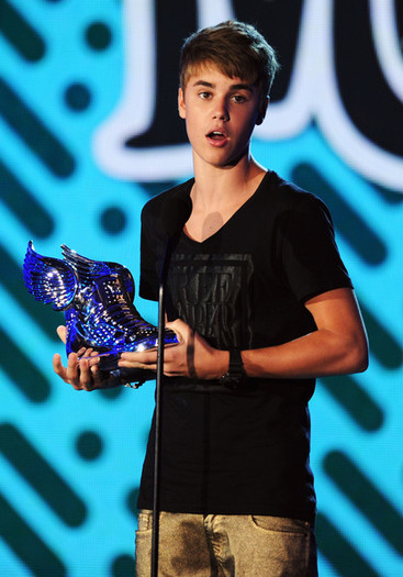 Justin+Bieber+2011+VH1+Something+Awards+Show+ZI8azwS_cktl