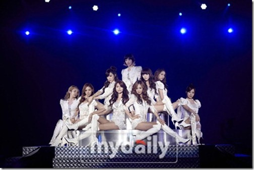 Girls-Generation-Seoul-concert-appeared-in-white-lace-dress-1_thumb
