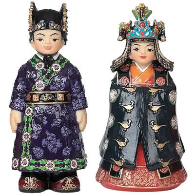 2cfyz2u - Figurine in hanbok 2