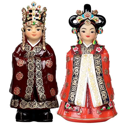 352jde9 - Figurine in hanbok 2