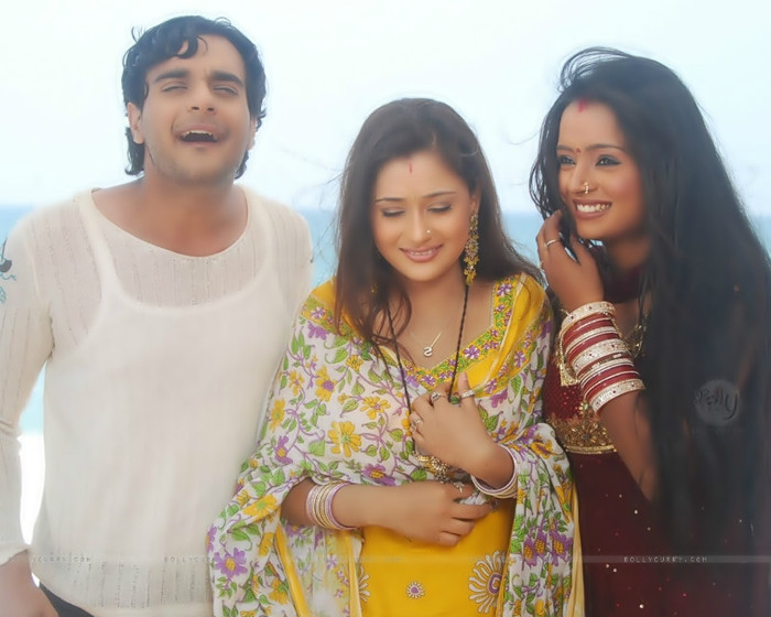 33146-alekh-sadhana-and-ragini-in-a-beach-in-kerala