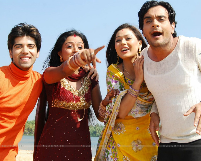 33149-alekh-sadhna-ranvir-and-ragini-enjoying-in-kerala