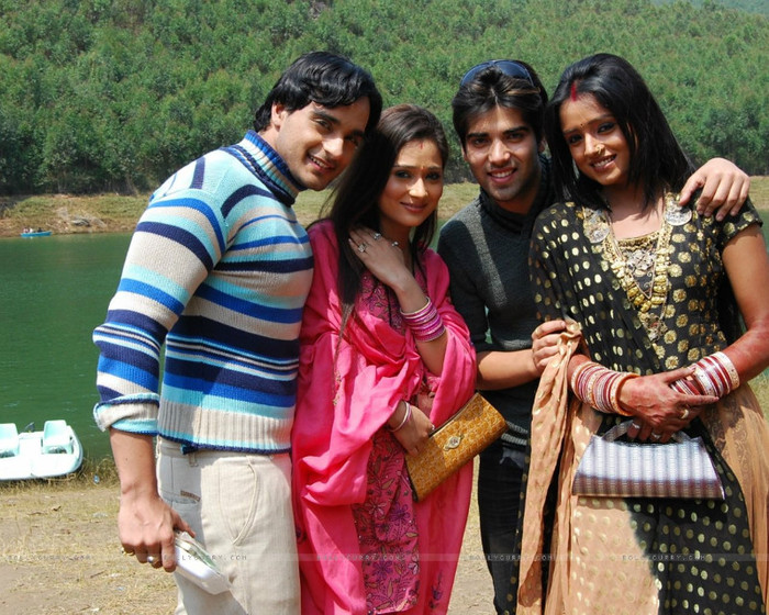 33160-alekh-sadhna-ranvir-and-ragini-in-their-honeymoon-trip