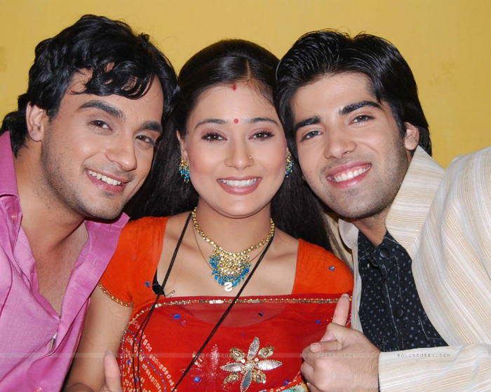 33271-ranvir-with-his-bhaiya-and-bhabhi