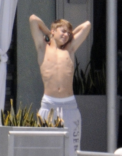 justin-bieber-chiloti-underwear-1[1] - paparazzi l-au pozat pe JUSTINbieber   la piscina in  CHILOTI