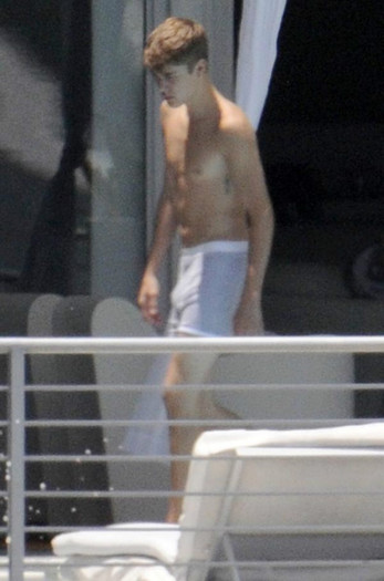 justin-bieber-chiloti-underwear-4[1] - paparazzi l-au pozat pe JUSTINbieber   la piscina in  CHILOTI