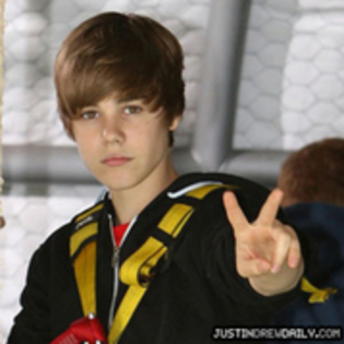 jus (3) - justin bieber cel mai bogat adolescent de la hollywood