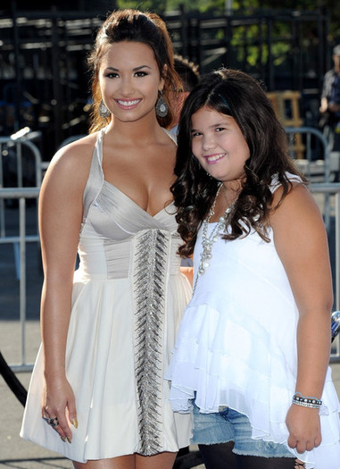 Demi Lovato 2011 Something Awards DlAeKWt54P2l - Demi Lovato