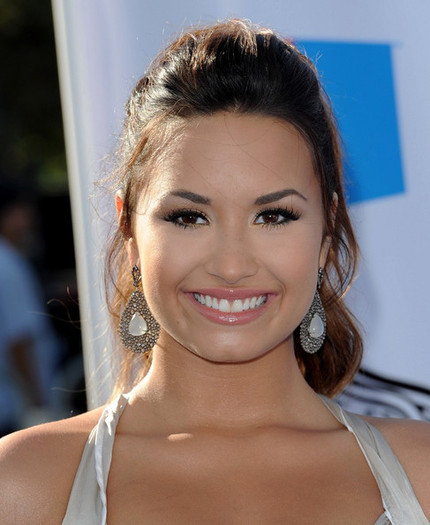 Demi Lovato 2011 Something Awards FdiBH3e3iMPl